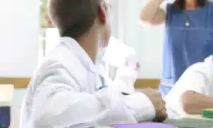 Niño escuchando clases