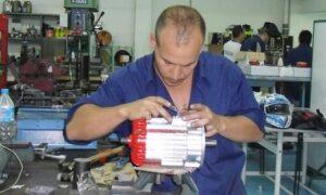 Técnica bobinando motor