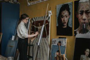 Artista terminando una obra