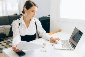 Oficinista trabajando en administracion