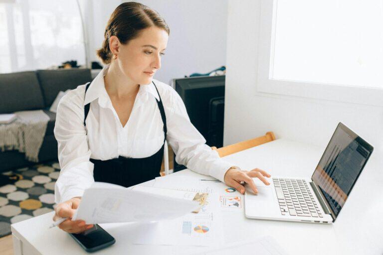 Oficinista trabajando en administracion