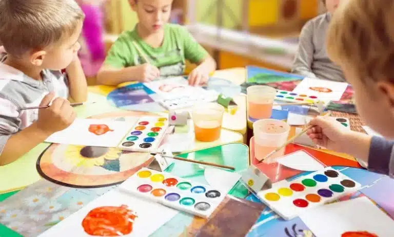Niños pintando en clases