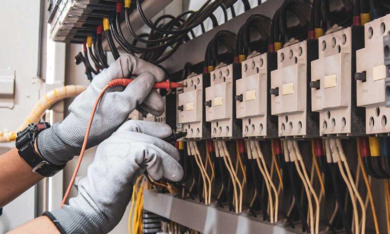 Técnico reparado switches