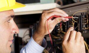 Técnico reparando medidores de luz