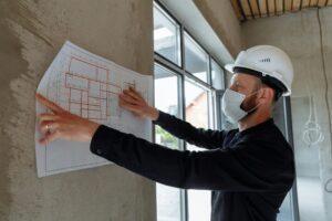 Arquitecto leyendo planos