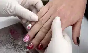Manicurista trabajando