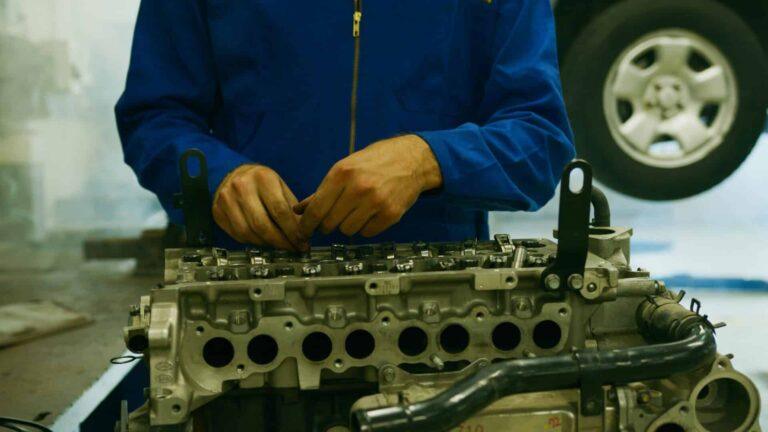 Mecánico reparando un cabezote